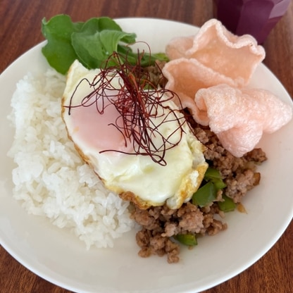 ひさしぶりにガパオが食べたくなり、作らせていただきました☻目玉焼きを先に焼いておく、炒めた野菜も一度、皿にとる、などのポイントで簡単においしく、出来ました♪